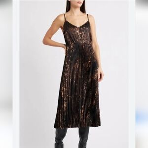 Halogen Elegant Black and Brown Pleated Dress